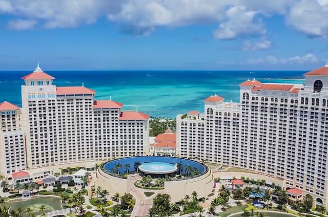 Island Tour to National Art Gallery, Beach and Bahamar Resort
