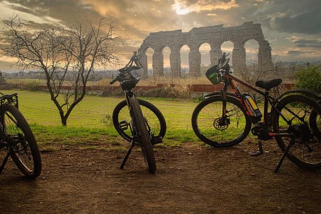 Deluxe Appian Way Bike Tour with Catacombs and Traditional Lunch