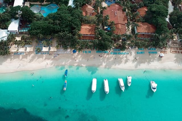 Roatán: West Bay Beach Day Pass with Private Transportation