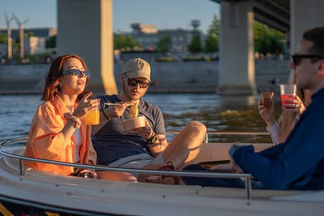 2h Private Cruise for 4 on Vistula in Warsaw with our Helmsman