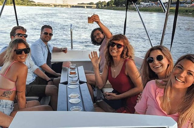 Private 2 Hour Motorboat Tour on Vistula in Warsaw for 9