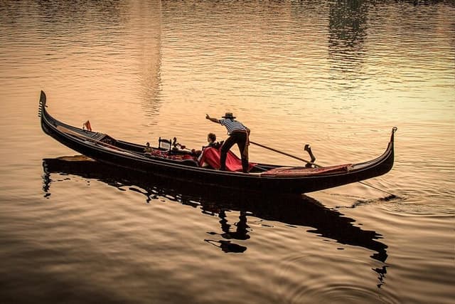 1 hour Alster! Exclusive ride in original Venetian gondola