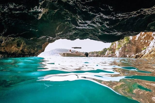 Private Speedboat Tour: Caves Beaches Islands and more
