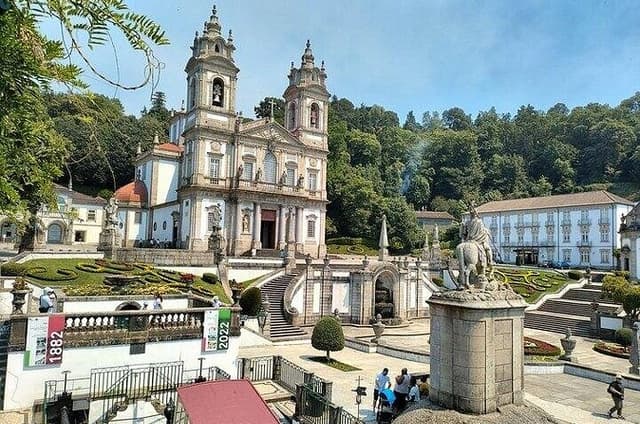 Tour- Guimarães and/or Braga