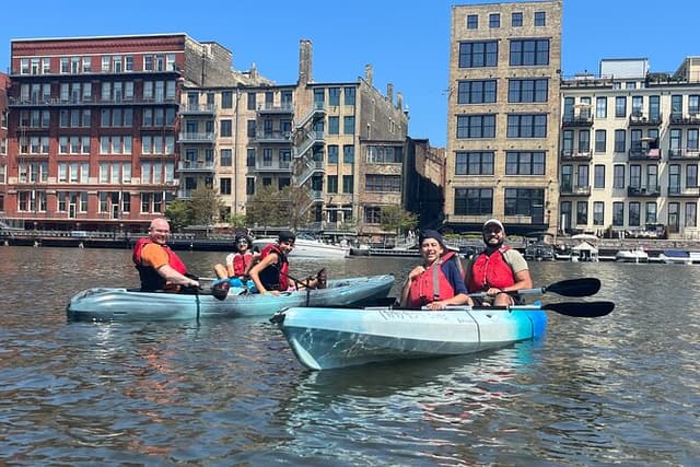 Small Group Kayak Tour of Skyline in Milwaukee