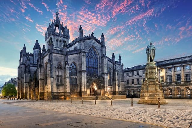 Mary Queen of Scots: Edinburgh Old Town Self-Guided Walking Tour