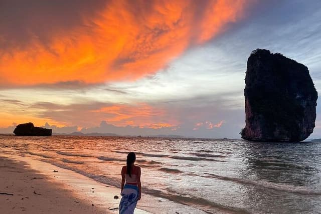 Phi Phi 4 Islands Sunset Tour with Bioluminescent Plankton