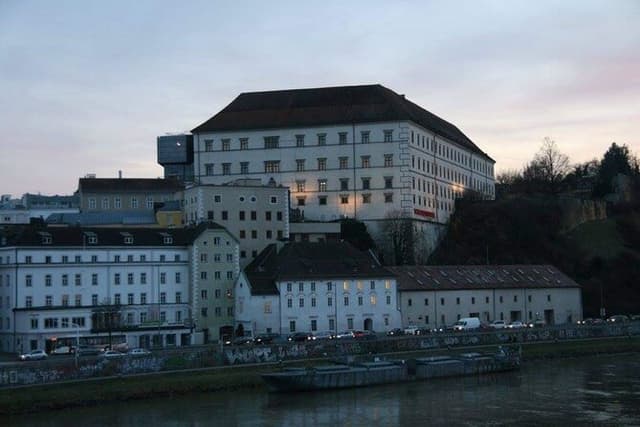 Vienna: Private Tour Mauthausen and Linz