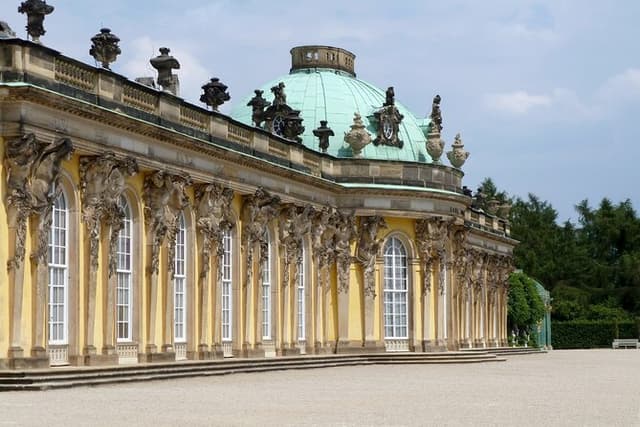 Guided Spanish Tour of Potsdam Discover its Beauty