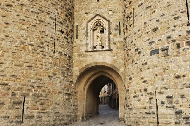 Carcassonne 's Medieval Walls: A Self-Guided Tour