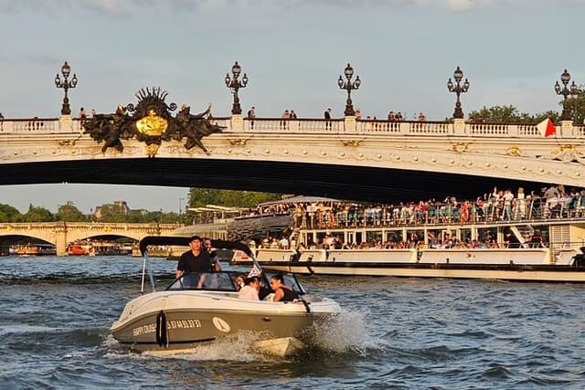 Private cruise on the Seine with Happy Cruise in Paris
