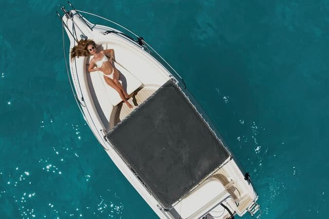 Private Luxury 6.5m 140hp Speedboat cruise Shipwreck & Blue Caves