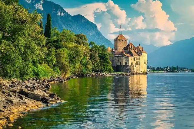 Private Guided Walking Tour in Montreux