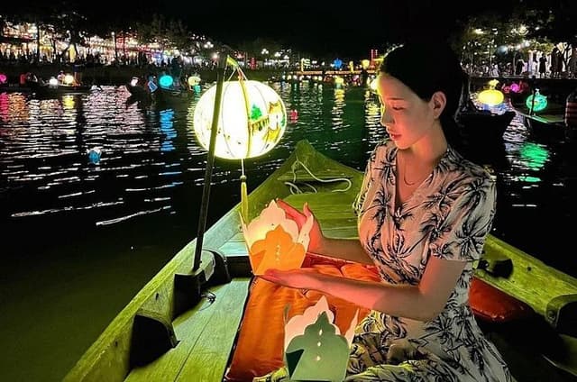 Cultural Exploration of Hoi An: Lantern Boat Ride and Street Food