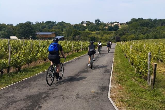 Bordeaux Monuments, Vineyards & winery stop Gravel Bike Tour