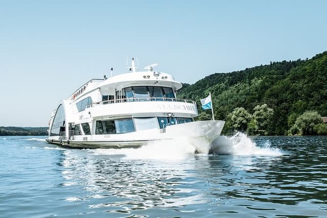 Adventure tour with the crystal ship