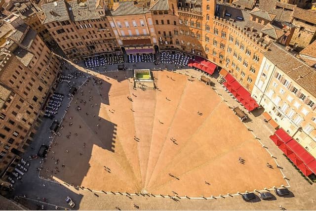 Siena Walking Tour with Audio and Written Guide by a local