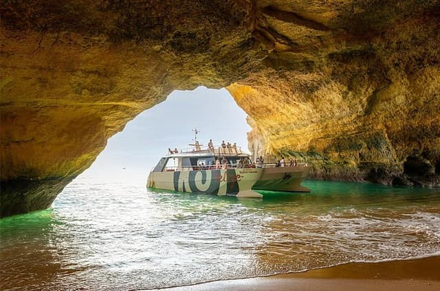 Albufeira: Benagil Caves and Coastline Cruise