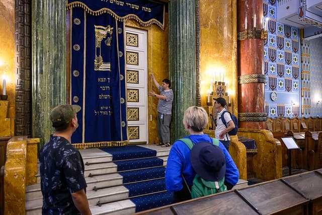 Budapest Jewish Heritage Memorial Walking Tour & Synagogue Entry