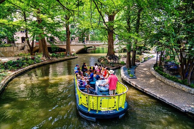 San Antonio: Alamo, River Walk, Cathedral, Cruise & Tower Tour
