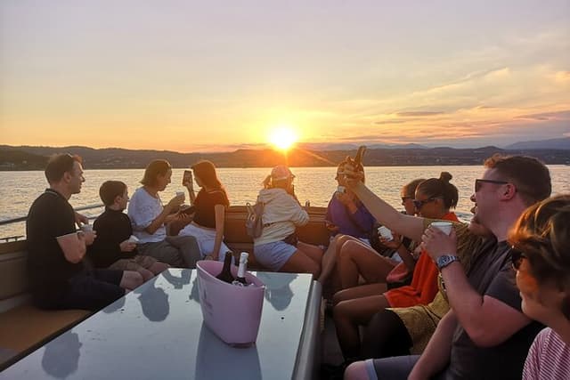 Desenzano Sunset walking and boat ride tour with a drink omboard!