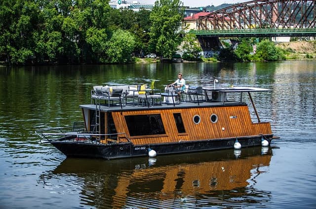 Prague YachtBoat CLASSIC cruise with Unlimited Beer or Prosecco