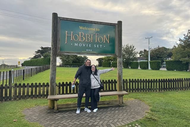 Private Tour: Hobbiton Movie Set, Rotorua Mud Pool & Treewalk