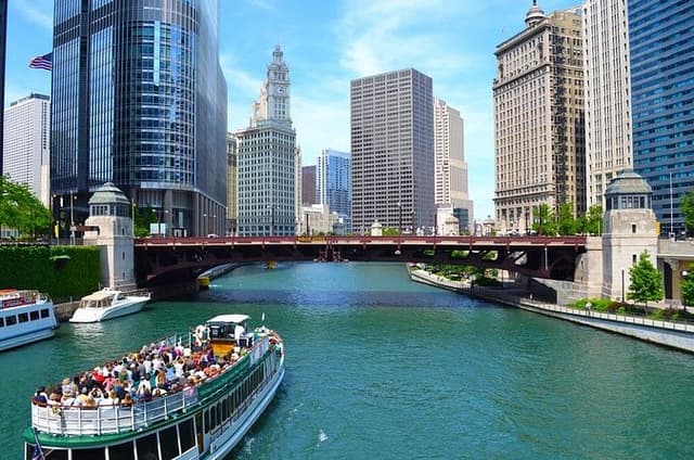 Chicago History and Architecture Walking Tour with Boat Cruise