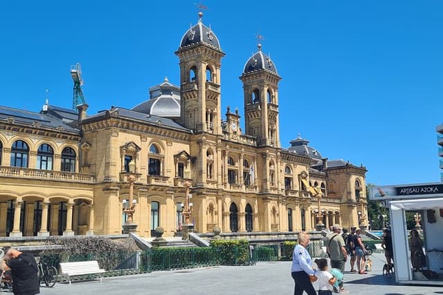 San Sebastian Unveiled: Intimate Art & Culture Walk (Private)