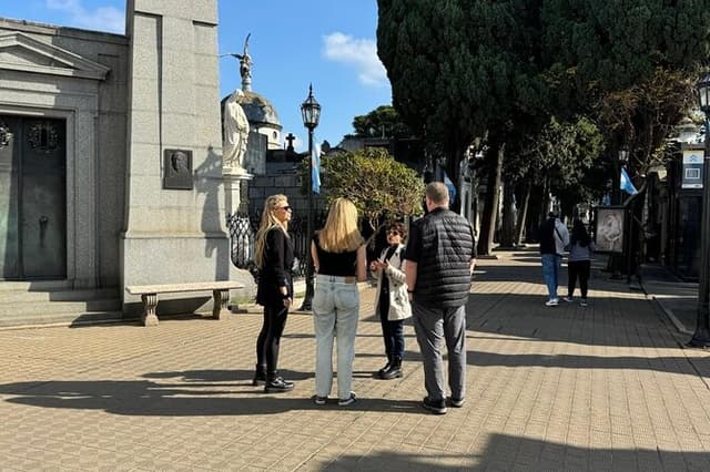 City of Angels: Walking Tour Recoleta - Skip the line