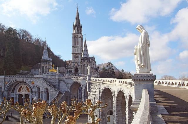 Lourdes Must-see Sites and Sanctuary Private Guided Tour