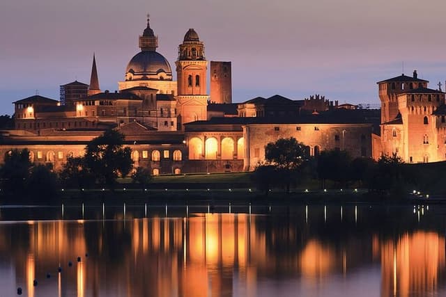 Mantova Walking Tour with Audio and Written Guide by a Local