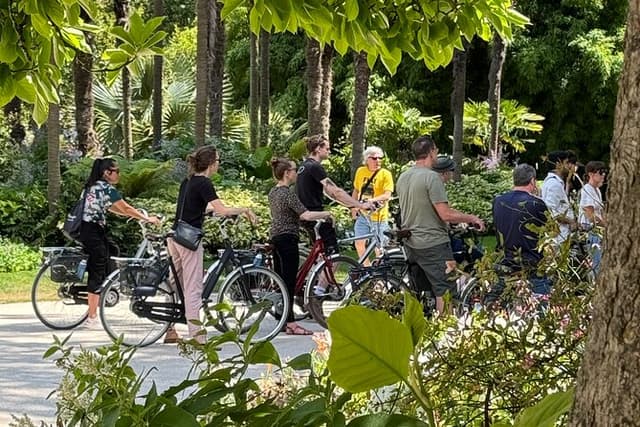 3-Hour E-Bike Immersive Tour of Bordeaux - English Tour