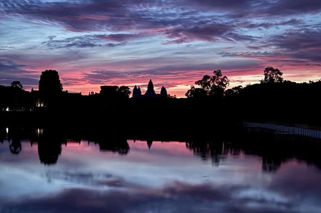 Angkor Sunrise tours with Benteay Srei and Bengmealea Landmine,