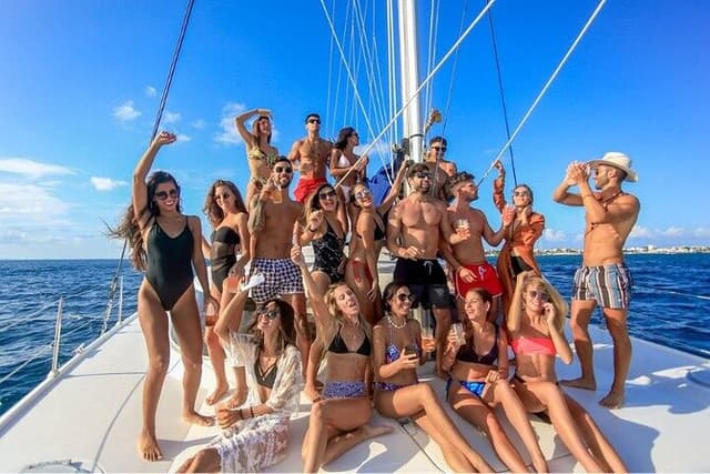 Isla Mujeres by catamaran with food
