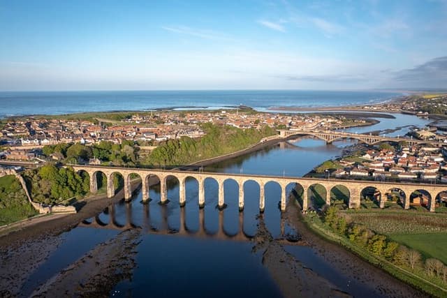 Private Edinburgh Day Tour in a London Taxi to Scottish Borders