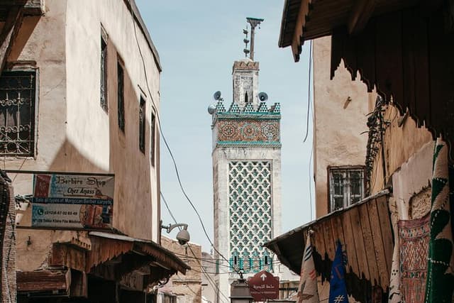 Guided Tour of Fes Medina with Pottery and Mosaic Workshop