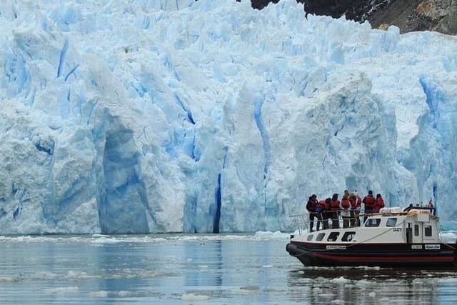 San Rafael Glacier Lagoon Cruise with Breakfast and Lunch