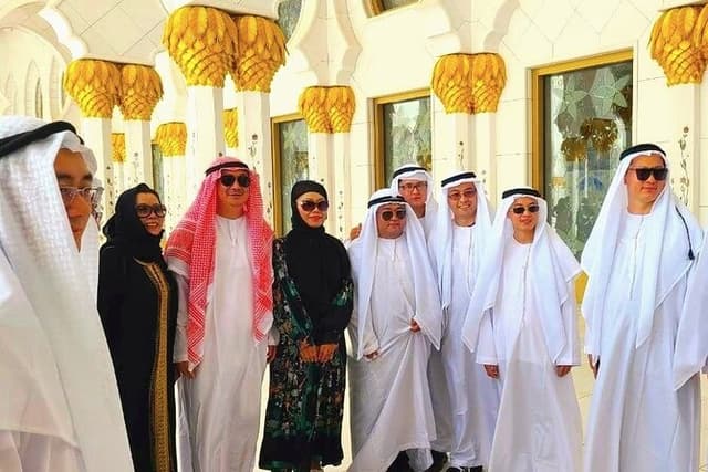 Abu Dhabi City Tour: Grand Mosque, Palace, Souk, Louvre & Ferrari