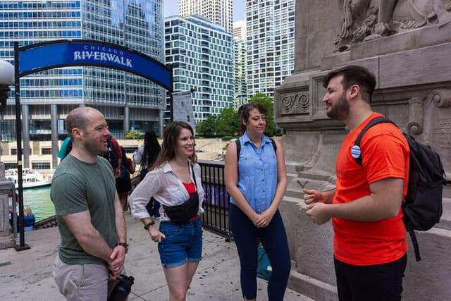Architecture & History Guided Tour along the Chicago Riverwalk 