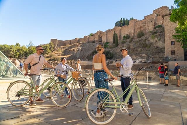 Málaga: Highlights, Hidden Gems and Coast Vintage Bike Tour