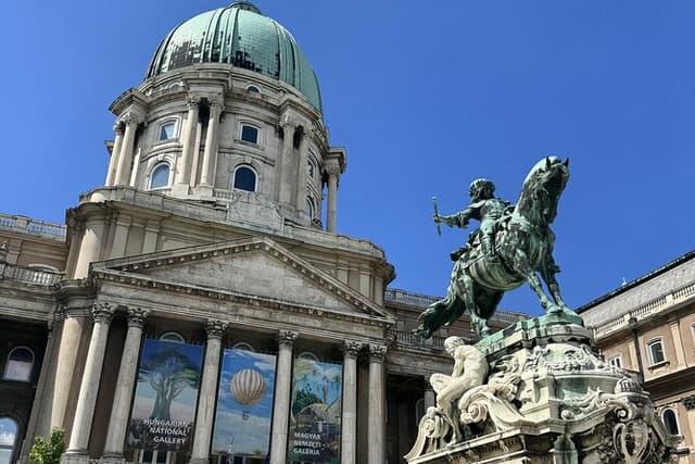 Buda Castle: Guided Walking Tour with Royal Cake Tasting