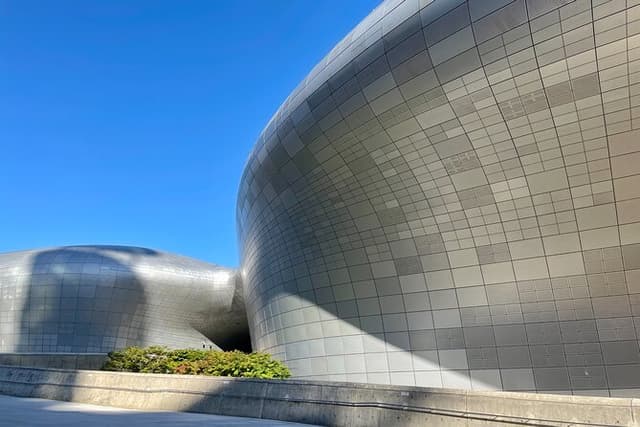 Contemporary & Retro Seoul Private Tour with Local Food Tasting