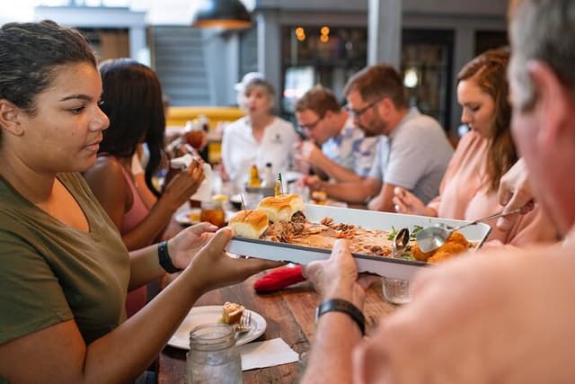 Downtown Seattle Restaurant Tour with Drinks and Food