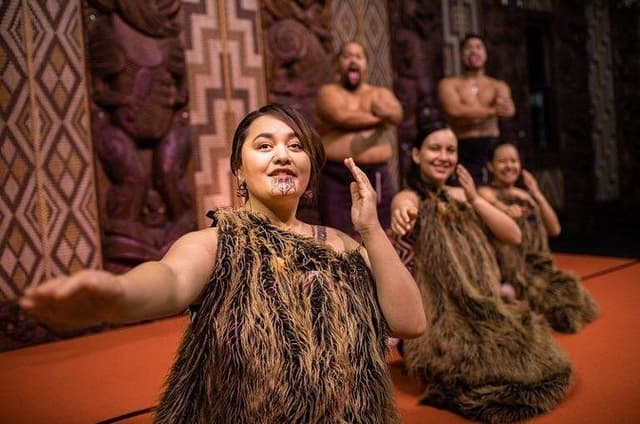 Ultimate Bay of Islands Tour in Waitangi and Caves 