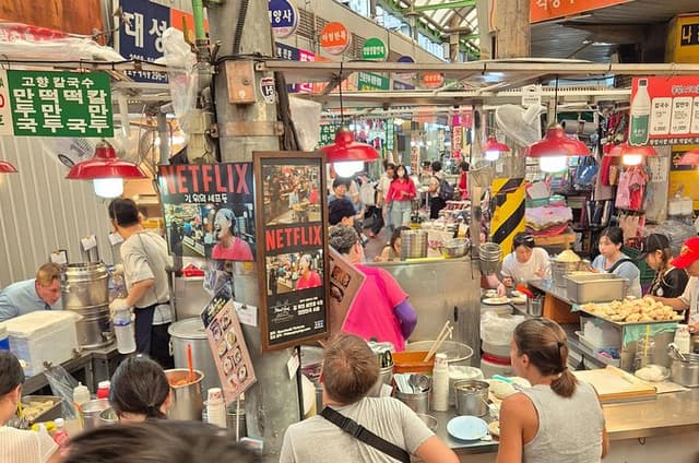 4 Hours UNESCO Palace and Street Food Tour in Seoul