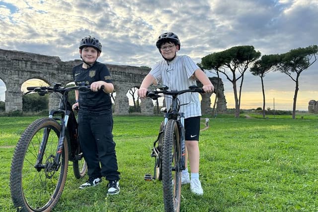 Private E-bike tour of Appian way&aqueduct(Catacombs,food option)