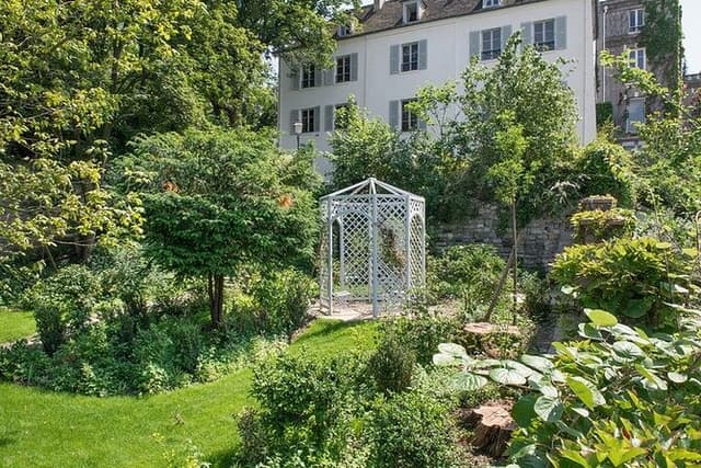 Montmartre Marvels Private Tour including Renoir Gardens Entrance