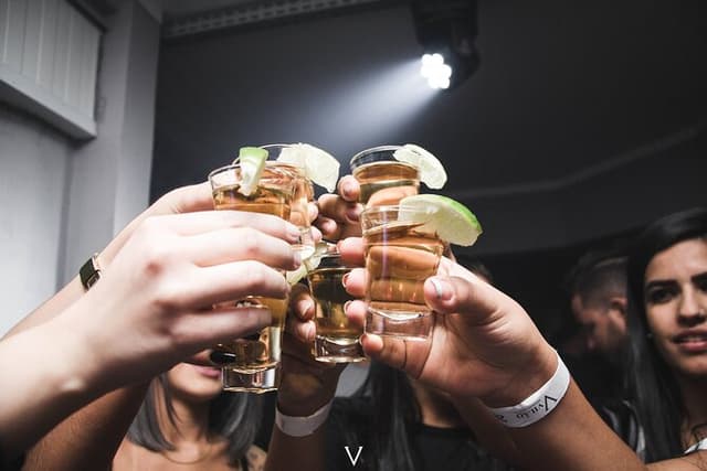 Düsseldorf PubCrawl: 4 Venues, Welcome Shots + Club Entry