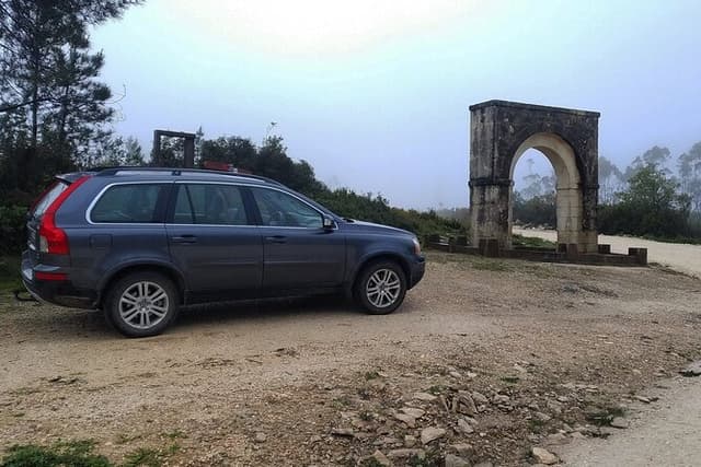 Private 4x4 Expedition: Nature and Footprints of Dinosaur Alcobaça